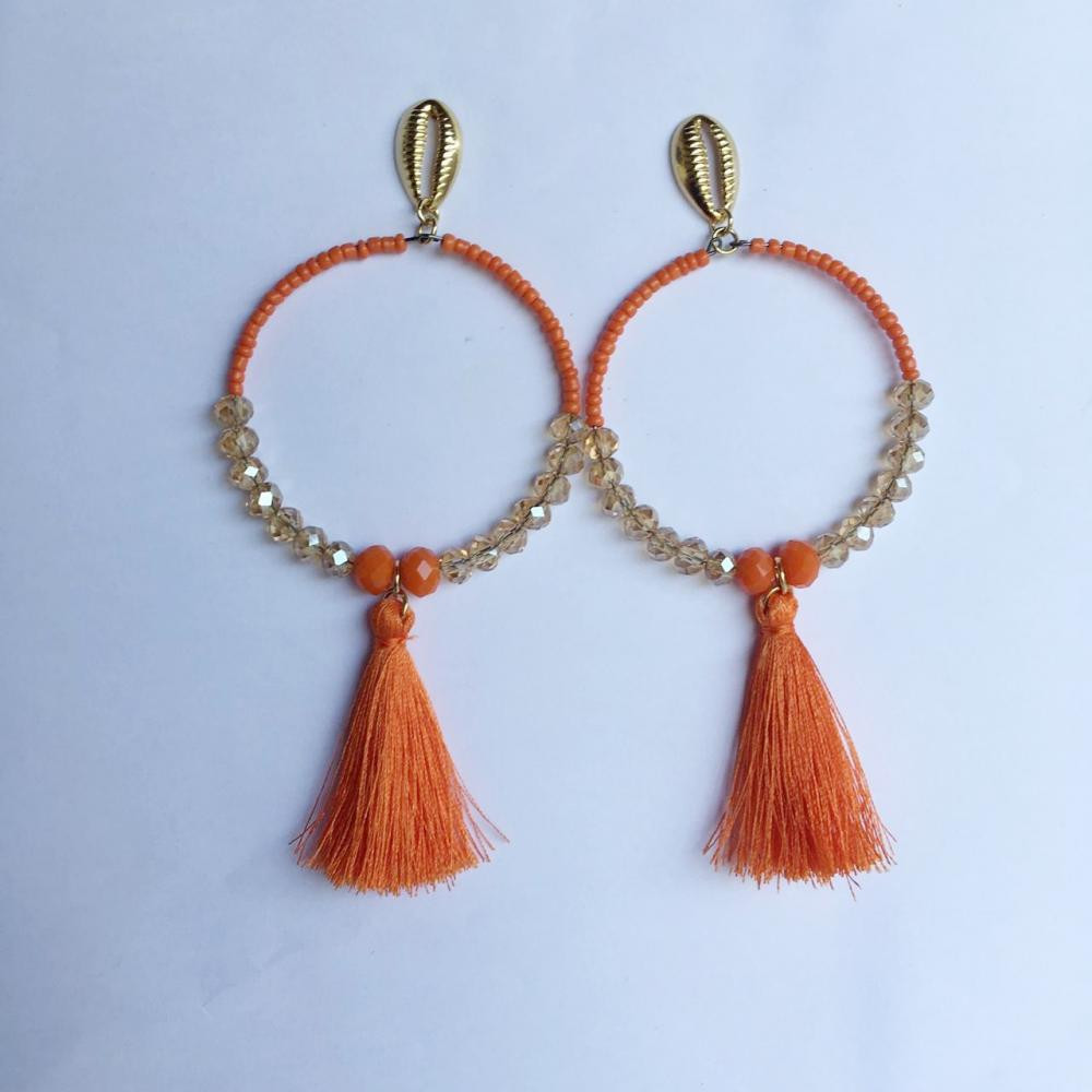Brinco de argola com tassel laranja e cristais de vidro coloridos