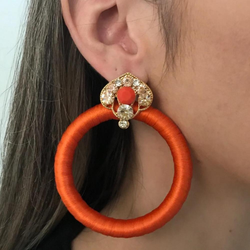 Brinco de argola grande com linha na cor laranja e cristais coloridos folheado a ouro 18k
