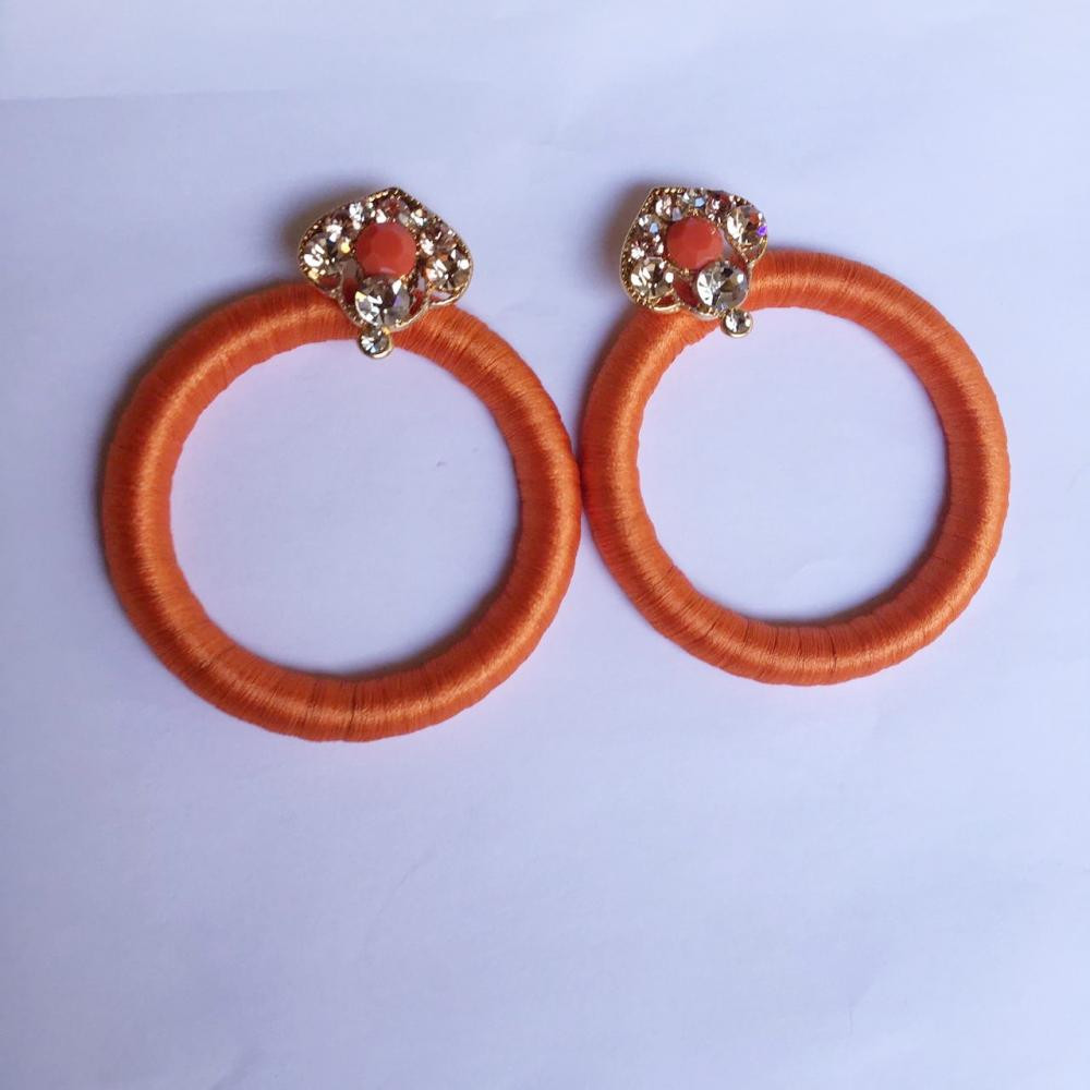 Brinco de argola grande com linha na cor laranja e cristais coloridos folheado a ouro 18k