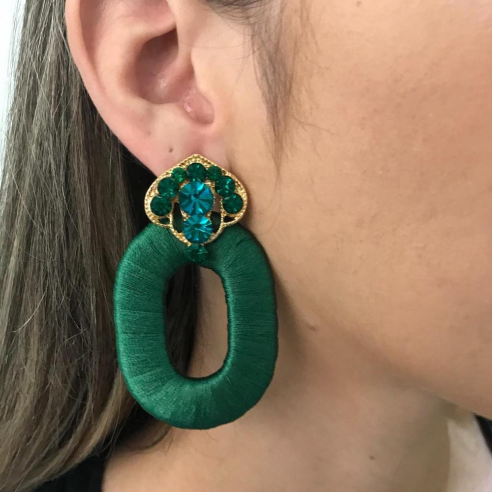 Brinco oval com linha na cor esmeralda e cristais coloridos folheado a ouro 18k