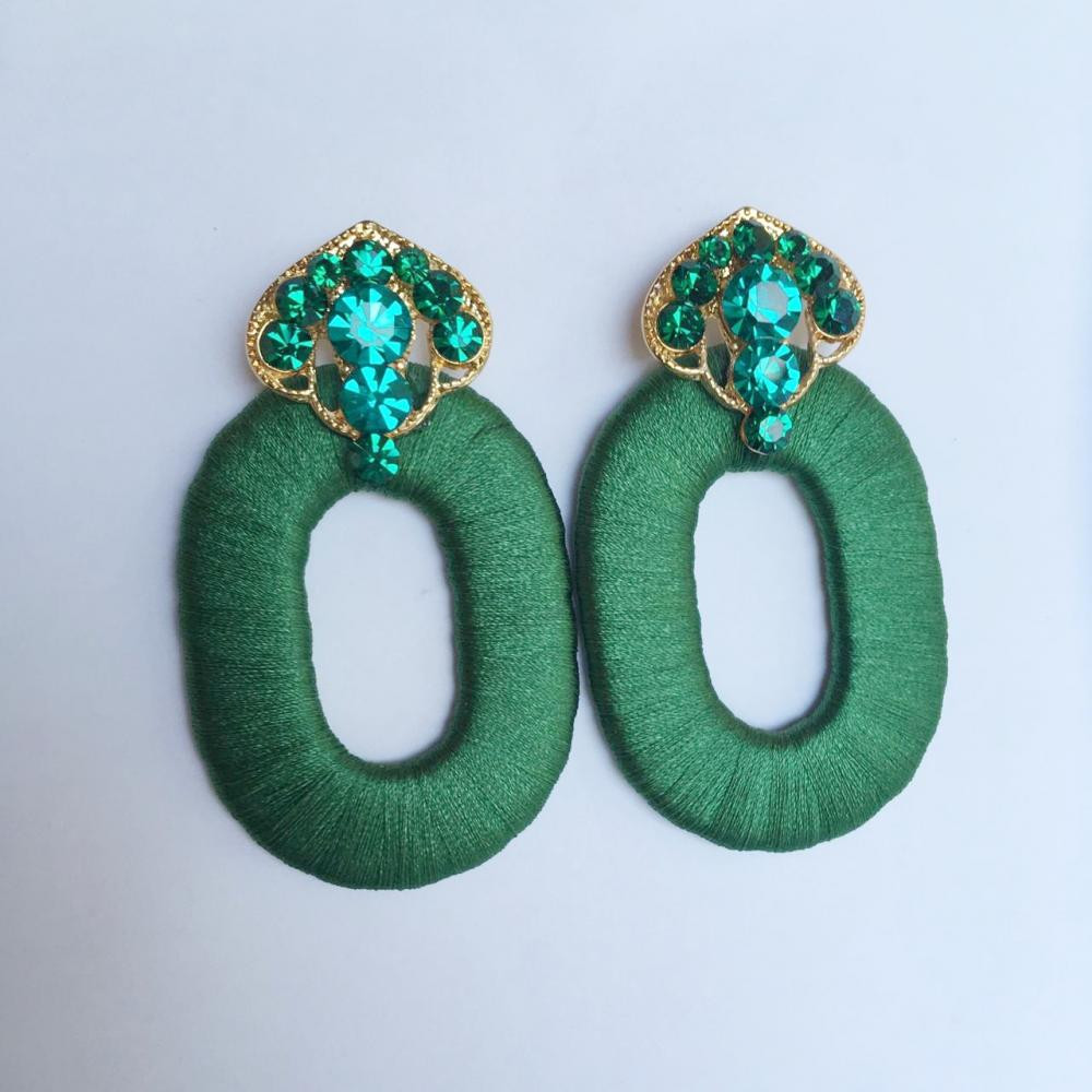 Brinco oval com linha na cor esmeralda e cristais coloridos folheado a ouro 18k