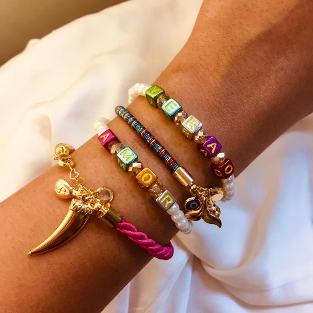 Pulseira com cordão étnico colorido com pingentes folheado a ouro 18k 