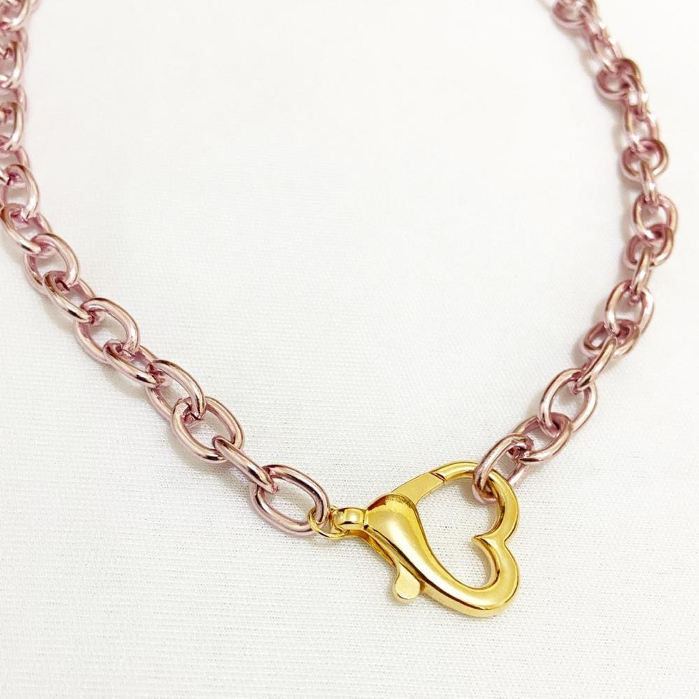 Colar com design de elos rosa pink e fecho de coração folheado a ouro 18k