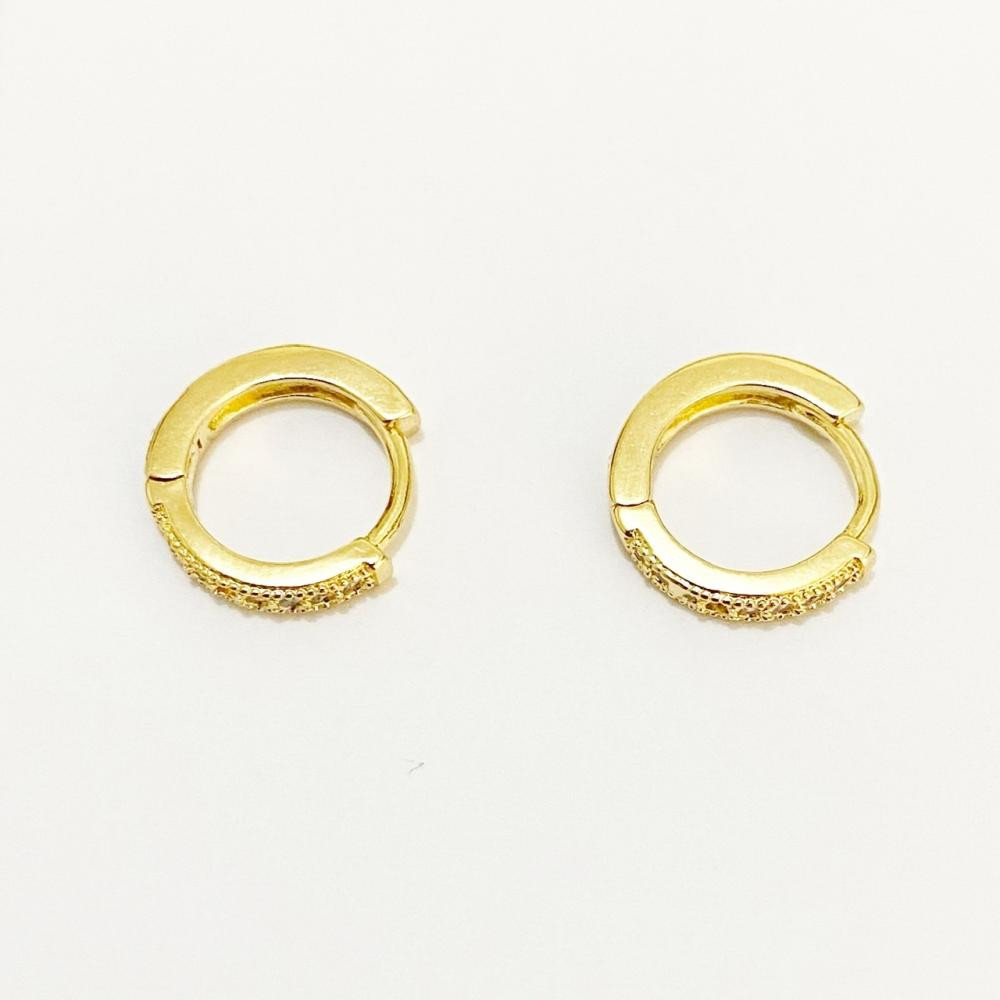 Brinco cravejado com zircônia cristal folheada a ouro 18k