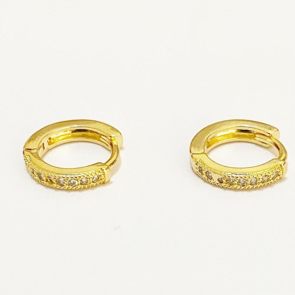 Brinco cravejado com zircônia cristal folheada a ouro 18k