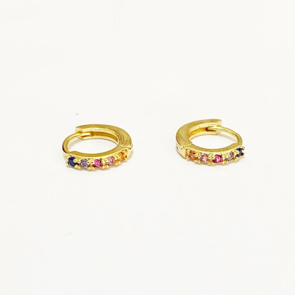 Brinco de argola cravejada com zircônios coloridos folheada a ouro 18k