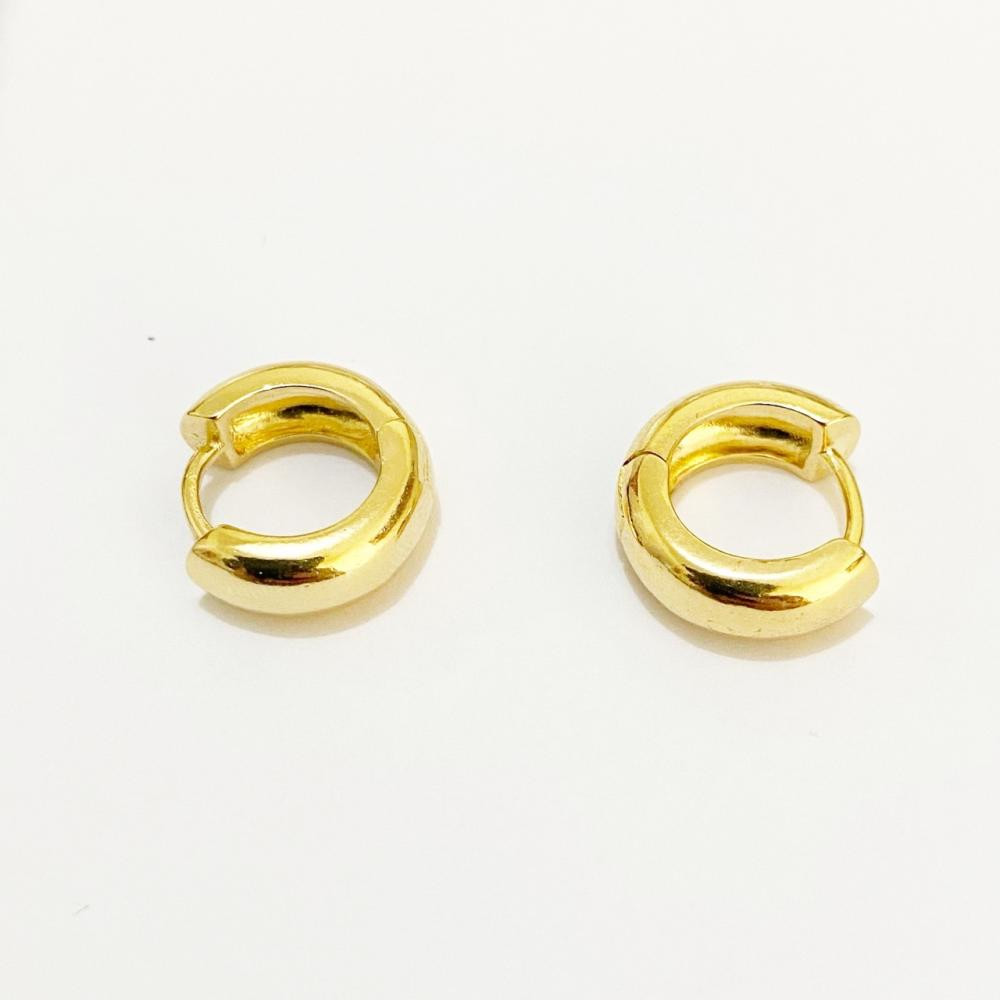 Brinco de argola lisa pequena folheada a ouro 18k