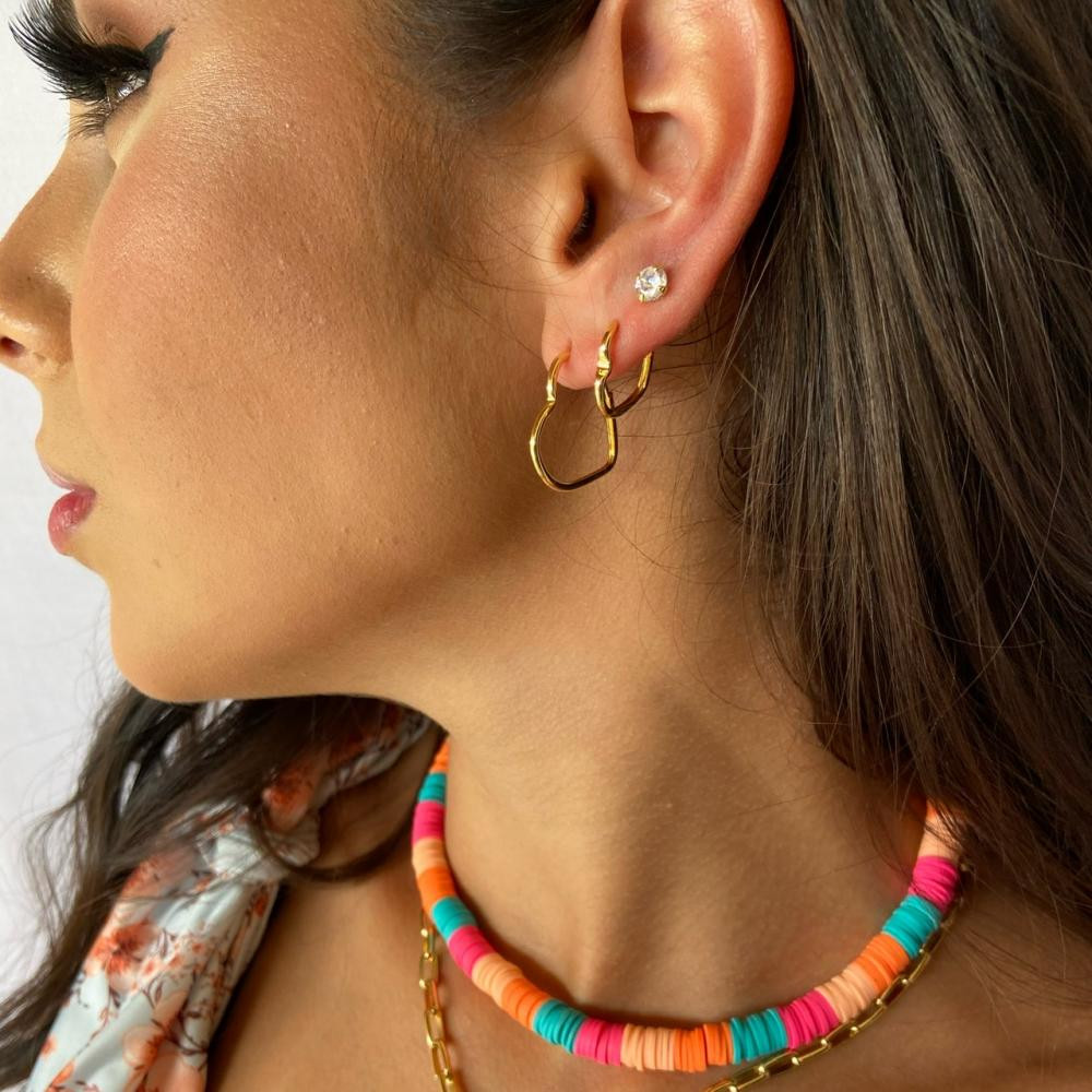 Brinco de argola Tamanho P de coração vazado médio folheado a ouro 18k