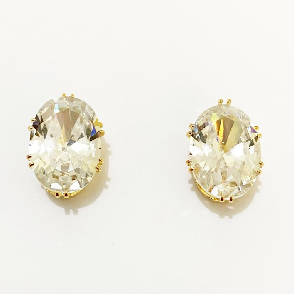 Brinco oval cravejado com zircônia folheado a ouro 18k