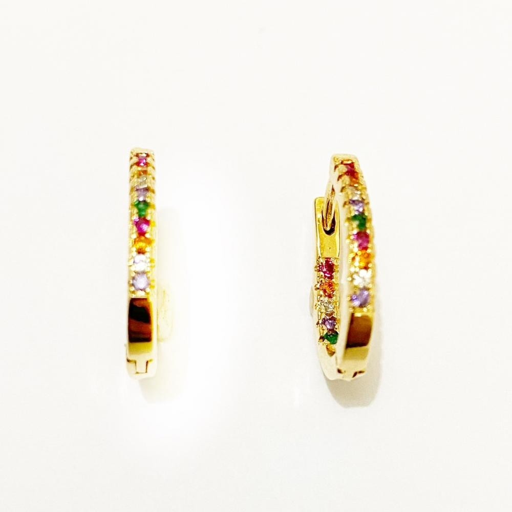 Brinco de argola cravejado com zircônia colorida folheado a ouro 18k