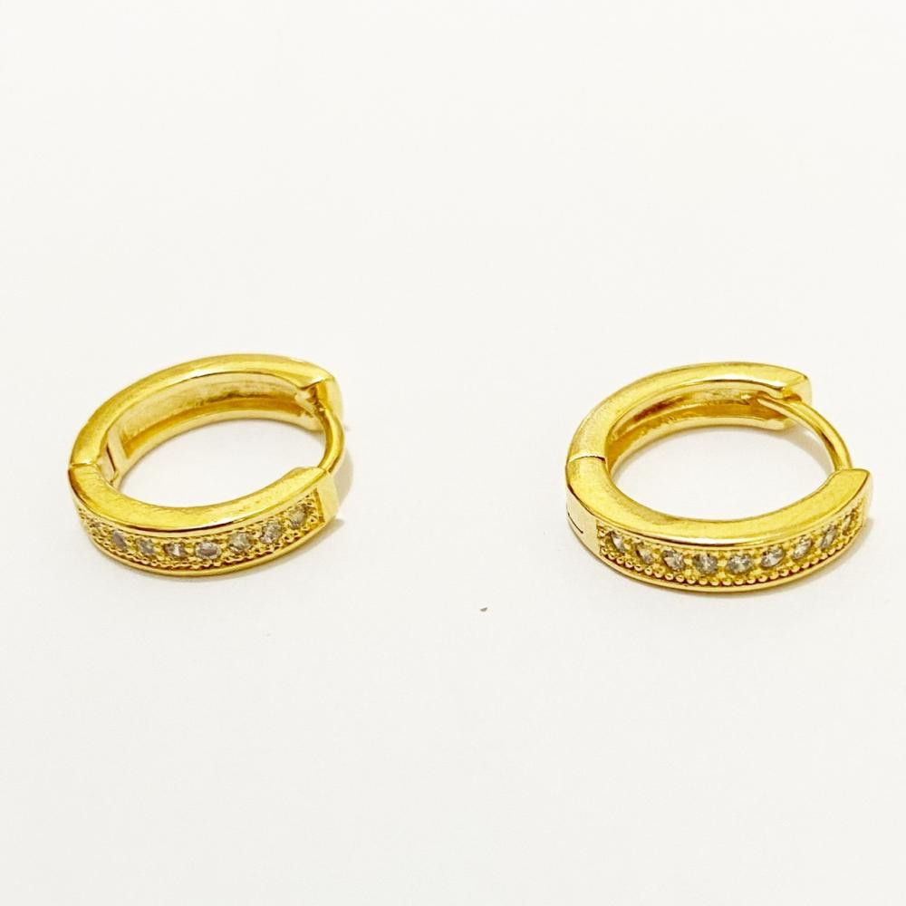 Brinco de argola grande cravejada com zircônia folheado a ouro 18k