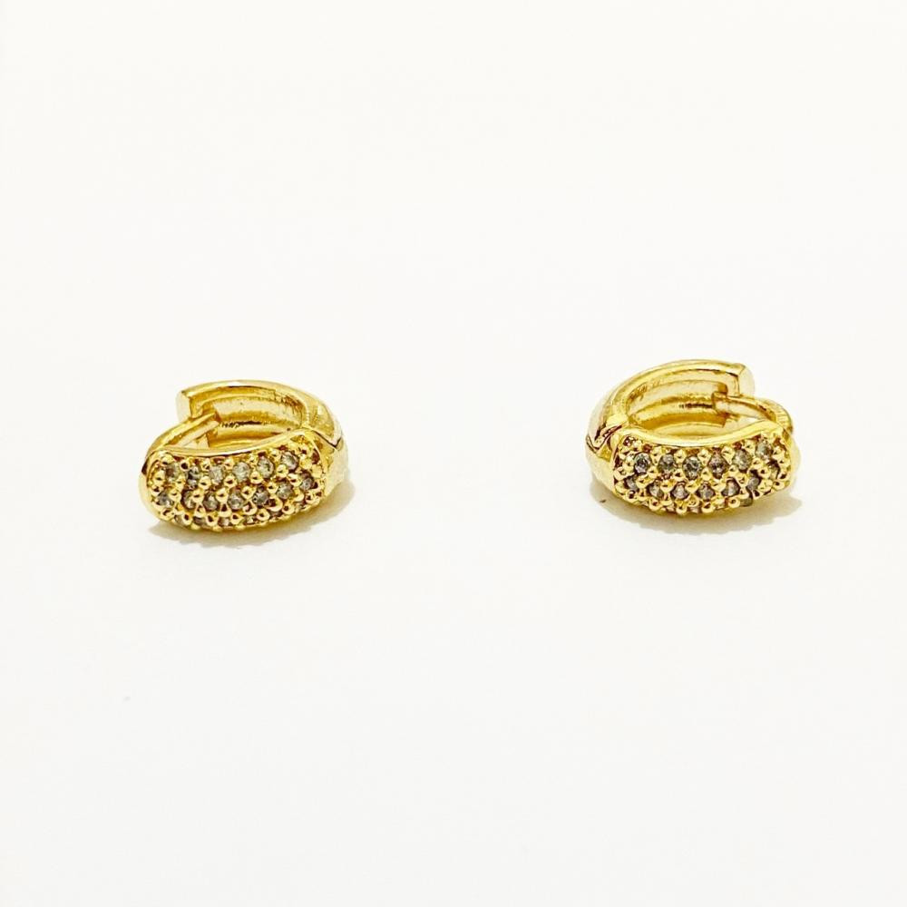 Brinco de argola pequeno cravejado com zircônia folheado a ouro 18k 