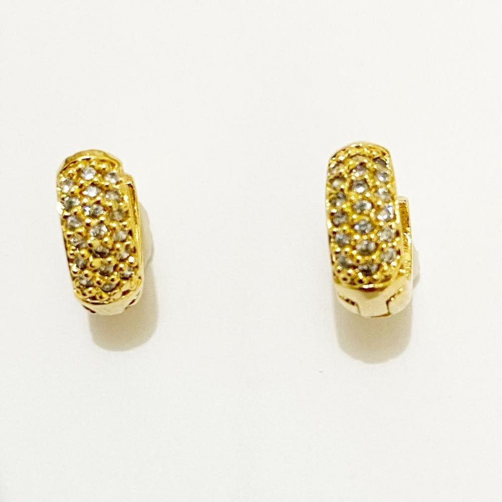 Brinco de argola pequeno cravejado com zircônia folheado a ouro 18k 