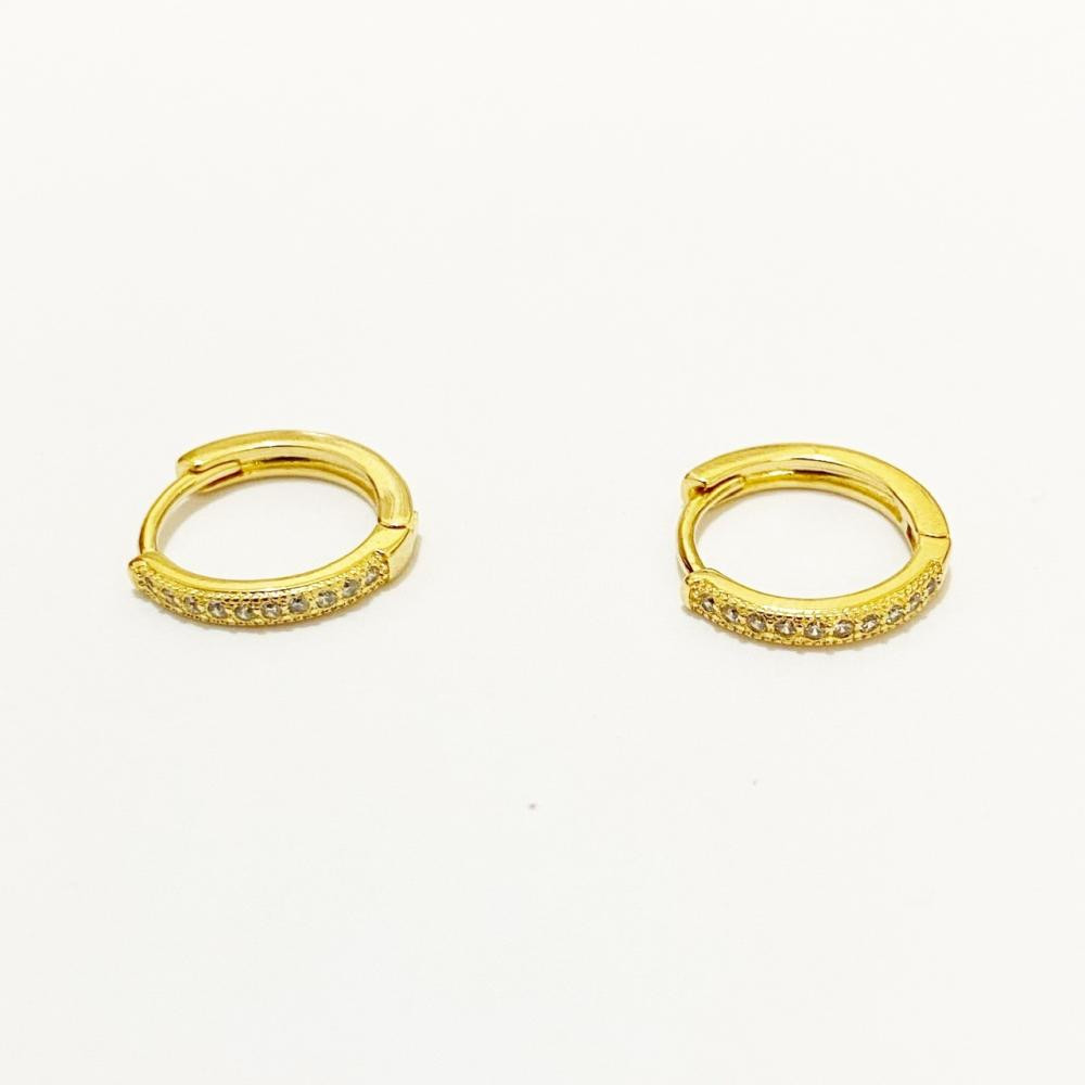 Brinco de argola média cravejada com zircônia folheado a ouro 18k
