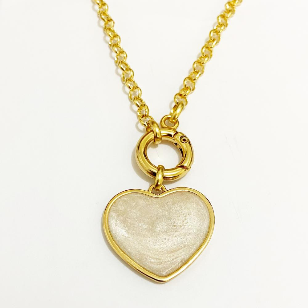 Colar com fecho de boia e pingente de coração resinado folheado a ouro 18k 