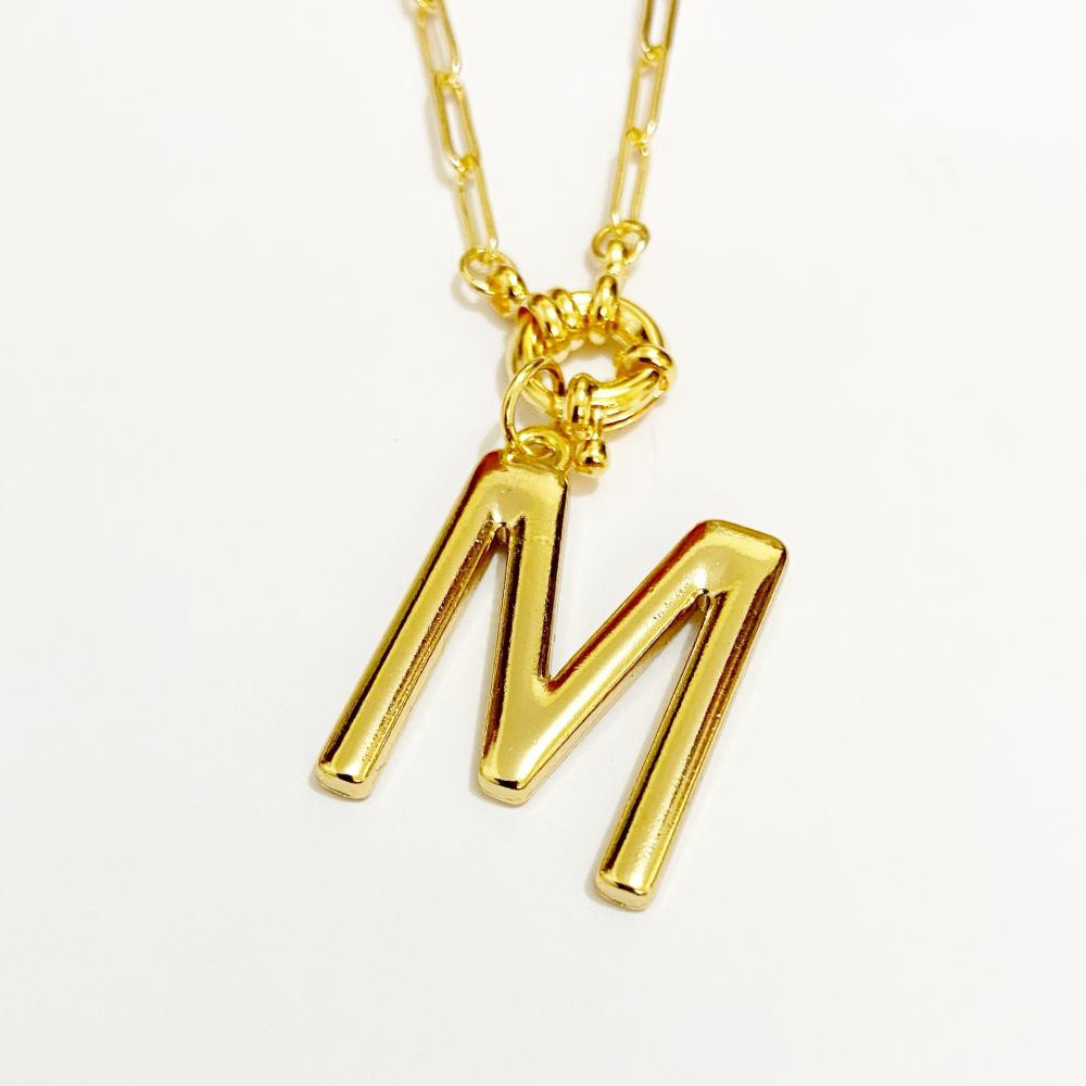 Colar com corrente cartier e fecho boia com pingente de letra folheado a ouro 18k