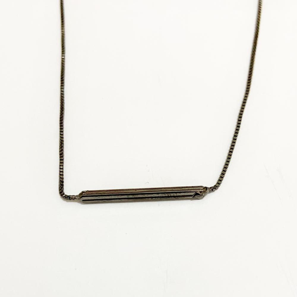 Choker com pingente de trasso folheada no grafite