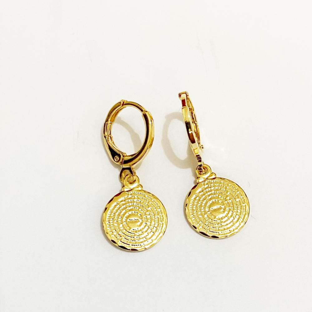 Brinco argola click com medalhinha de pai nosso folheada a ouro 18k