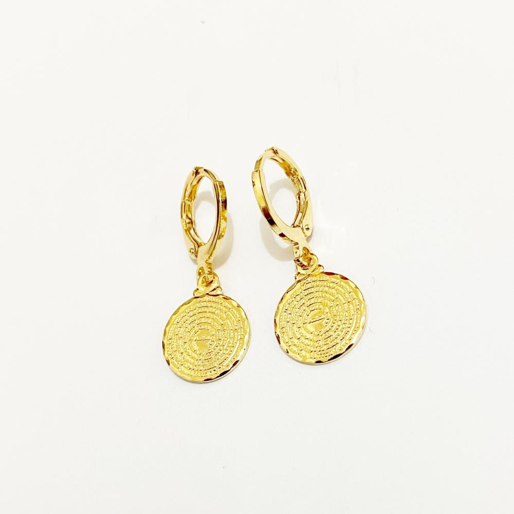 Brinco argola click com medalhinha de pai nosso folheada a ouro 18k