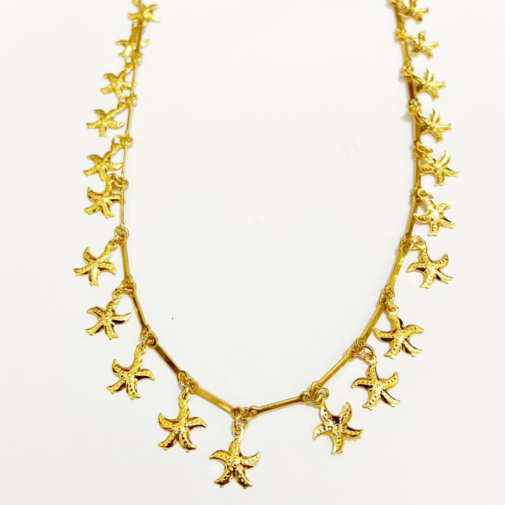 Colar com palitinhos e pingentes de estrelas do mar folheado a ouro 18k