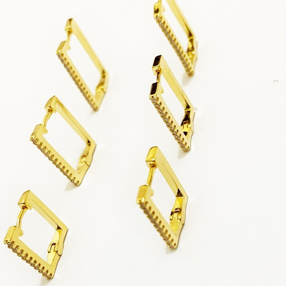 Trio de brinco de argola retangular cravejada com zircônia folheada a ouro 18k