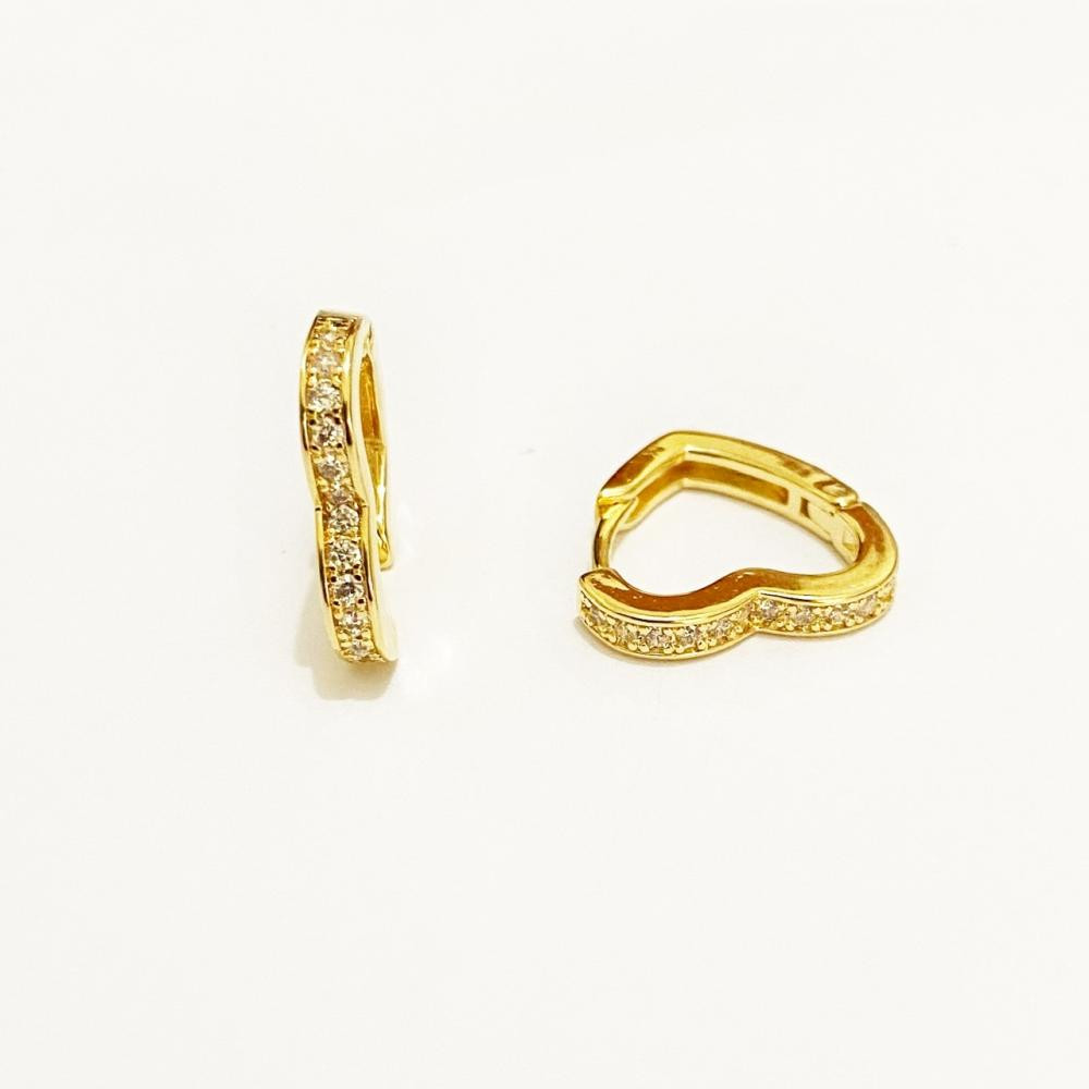 Brinco de argola grande de coração cravejado com zircônia folheado a ouro 18k