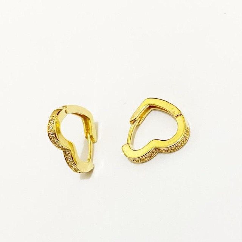 Brinco de argola grande de coração cravejado com zircônia folheado a ouro 18k
