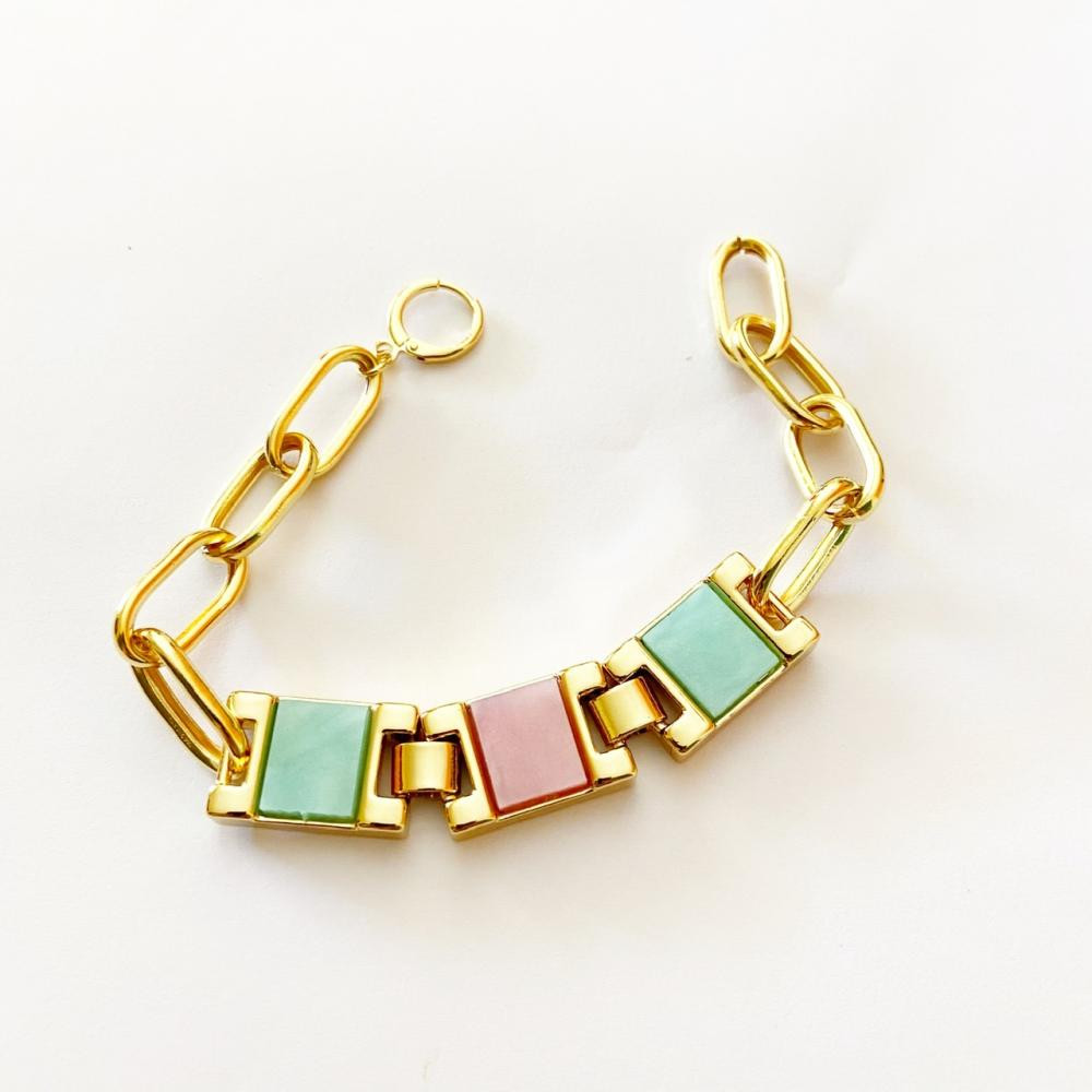 Pulseira com quadrados coloridos resinados com corrente de elo folheada a ouro 18k