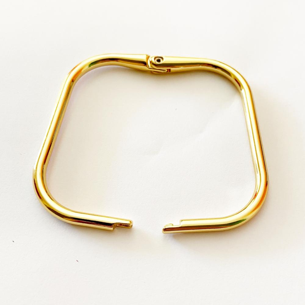 Bracelete em forma de quadrado folheado a ouro 18k