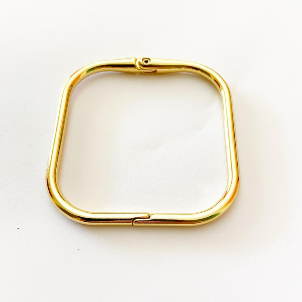 Bracelete em forma de quadrado folheado a ouro 18k