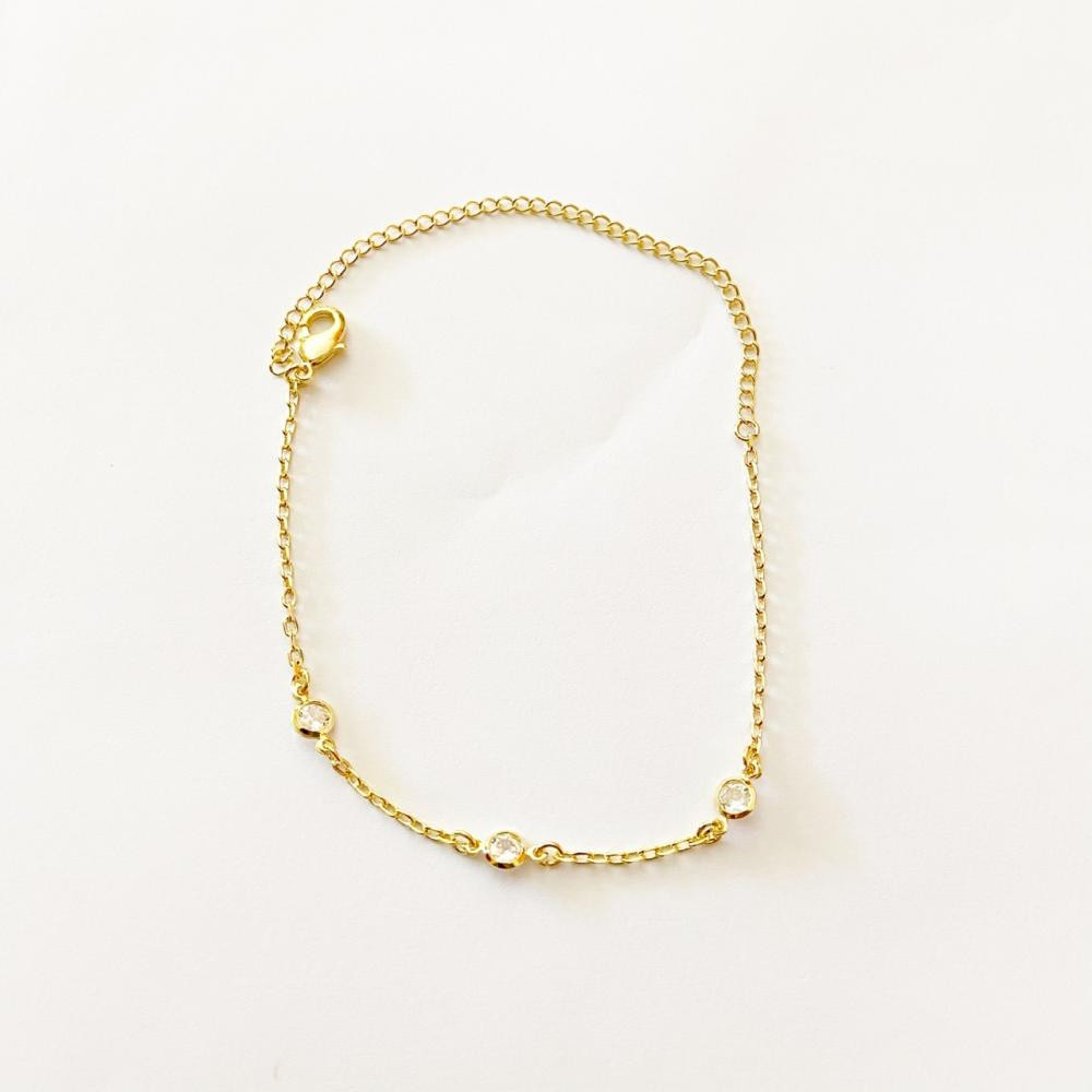 Tornozeleira de corrente fina e cristais folheada a ouro 18k 