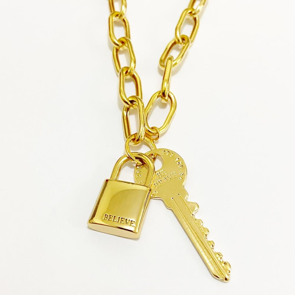 Colar com corrente de elo grande com pingente de cadeado e chave folheado a ouro 18k