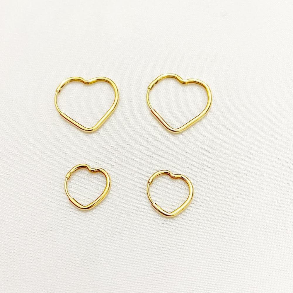 Brinco dueto de argola em formato de coração folheado a ouro 18k