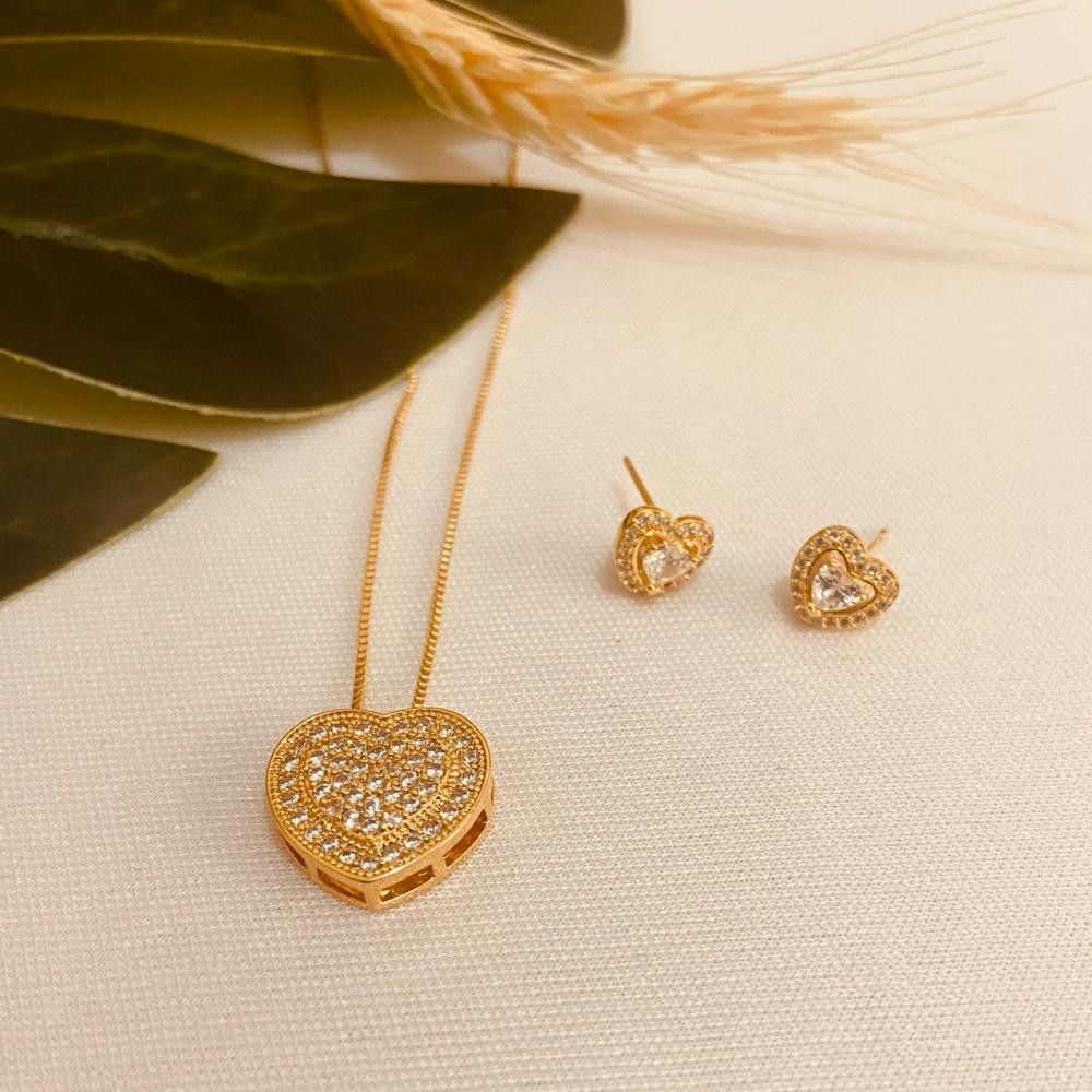 Conjunto de colar e brinco de coração cravejado com zircônia cristal folheado a ouro 18k