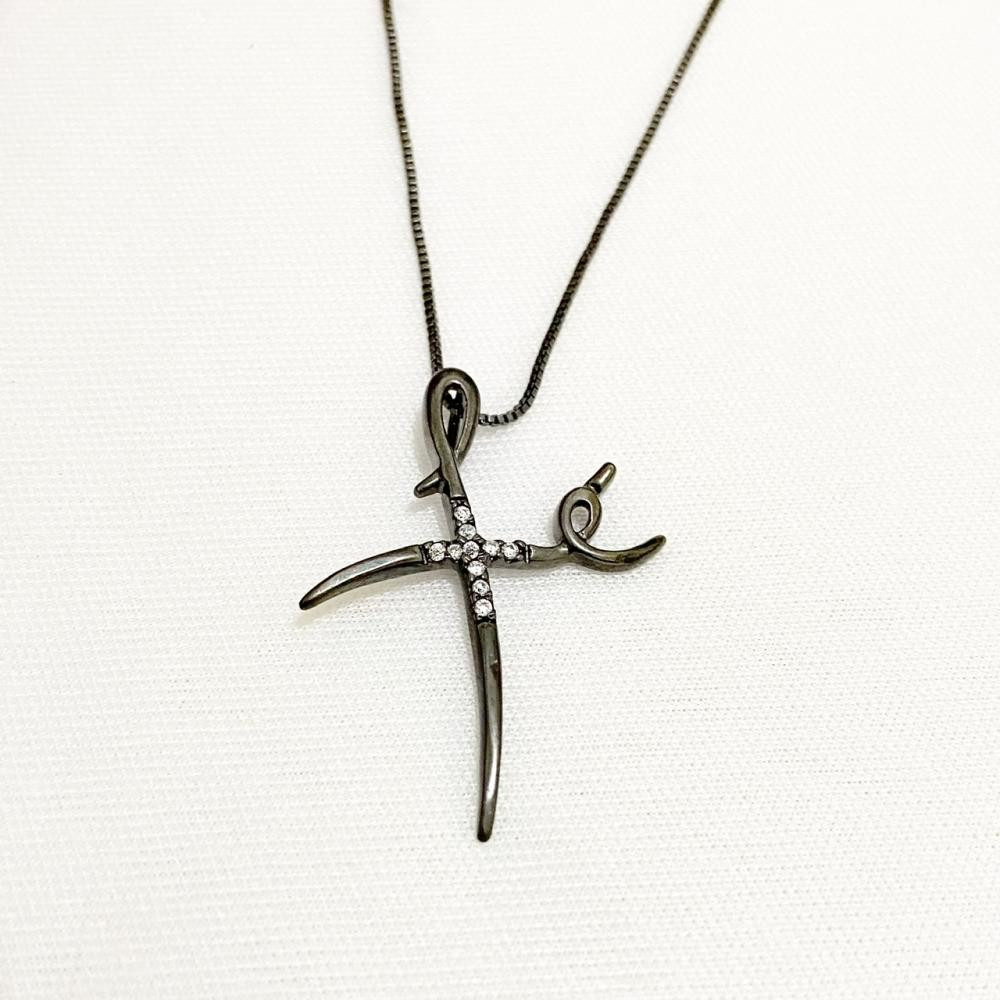 Colar com pingente Fe cravejado com zircônia na cor ródio negro grafite 