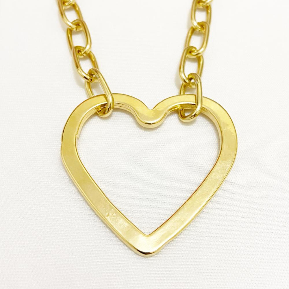 Colar de elo com pingente de coração grande vazado folheado a ouro 18k