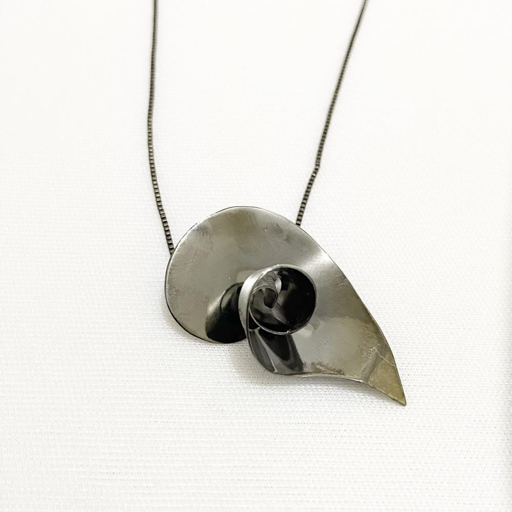 Choker com pingente de flor copo de leite na cor ródio negro grafite