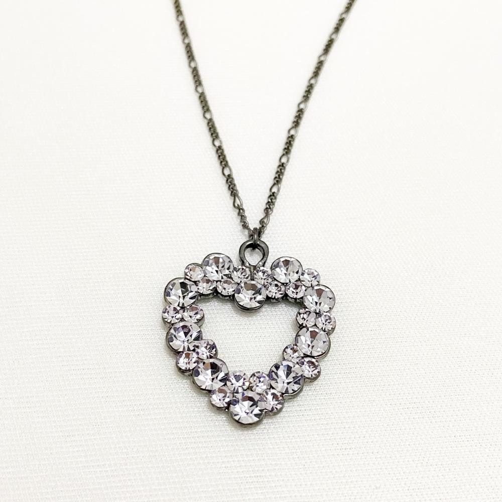 Colar com pingente de coração com strass violet na cor ródio negro grafite 