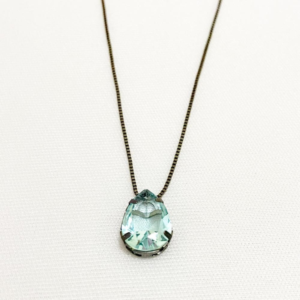 Colar com pingente de gota pequeno com zircônia cravejada Aquamarine na cor ródio negro grafite 