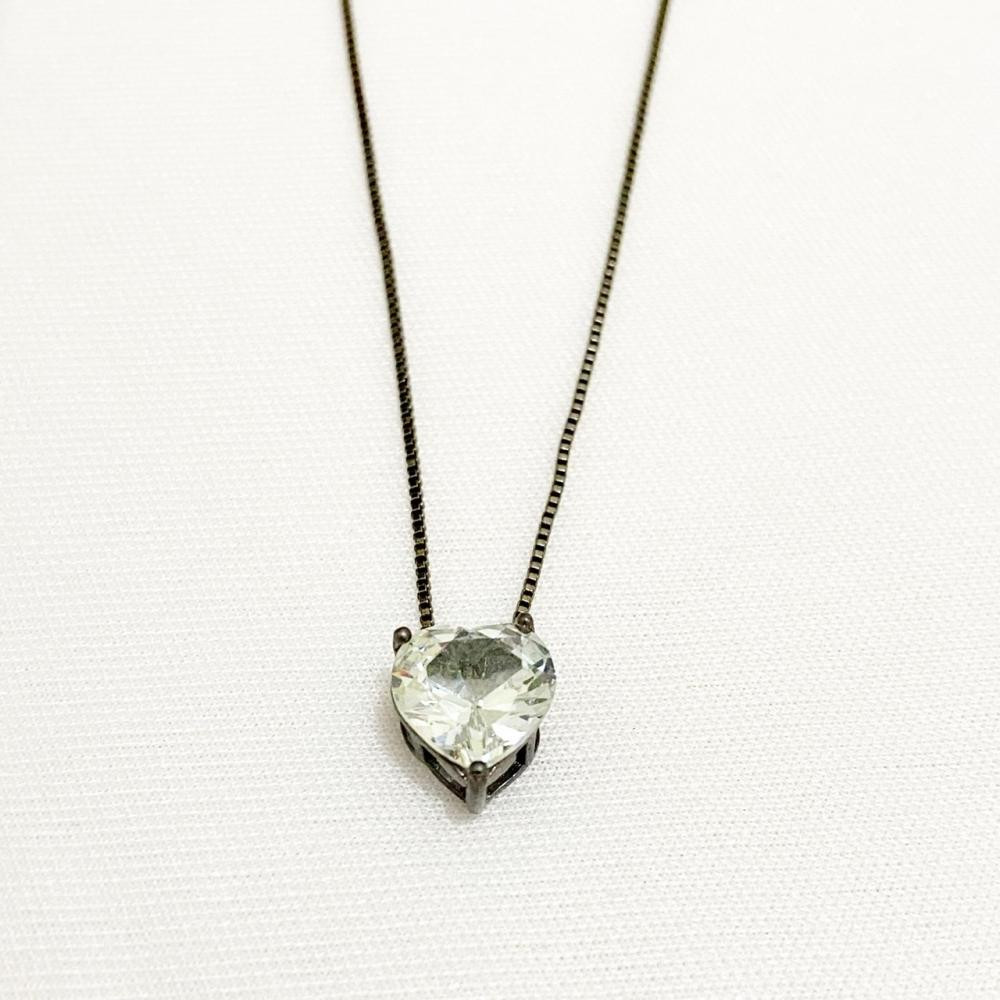 Colar com pingente de coração com zircônia cristal na cor ródio negro grafite 