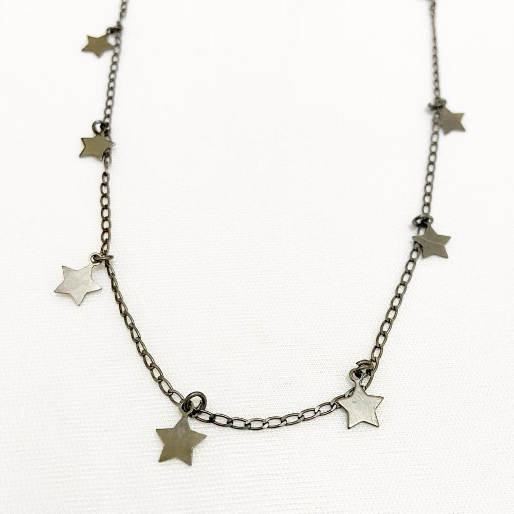 Choker com pingentes de estrela na cor ródio negro grafite 