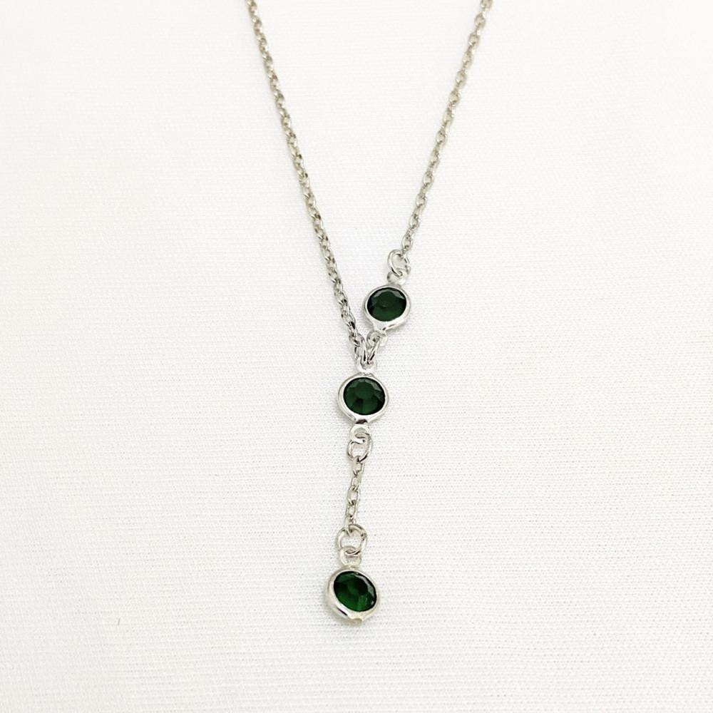 Colar gravatinha com ponto de luz esmeralda na cor ródio branco prata
