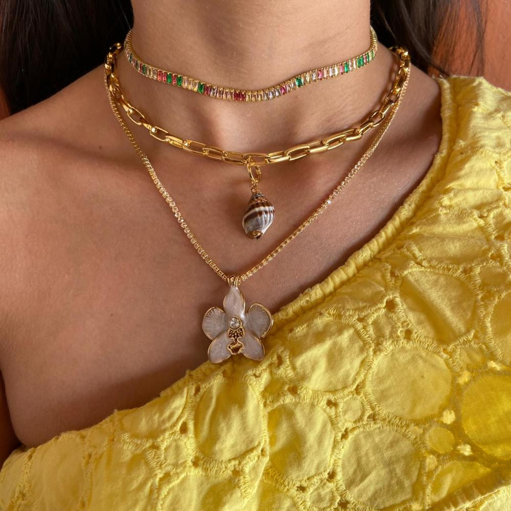 Colar longo com corrente de zircônia riviera e flor resinada em madrepérola folheado a ouro 18k