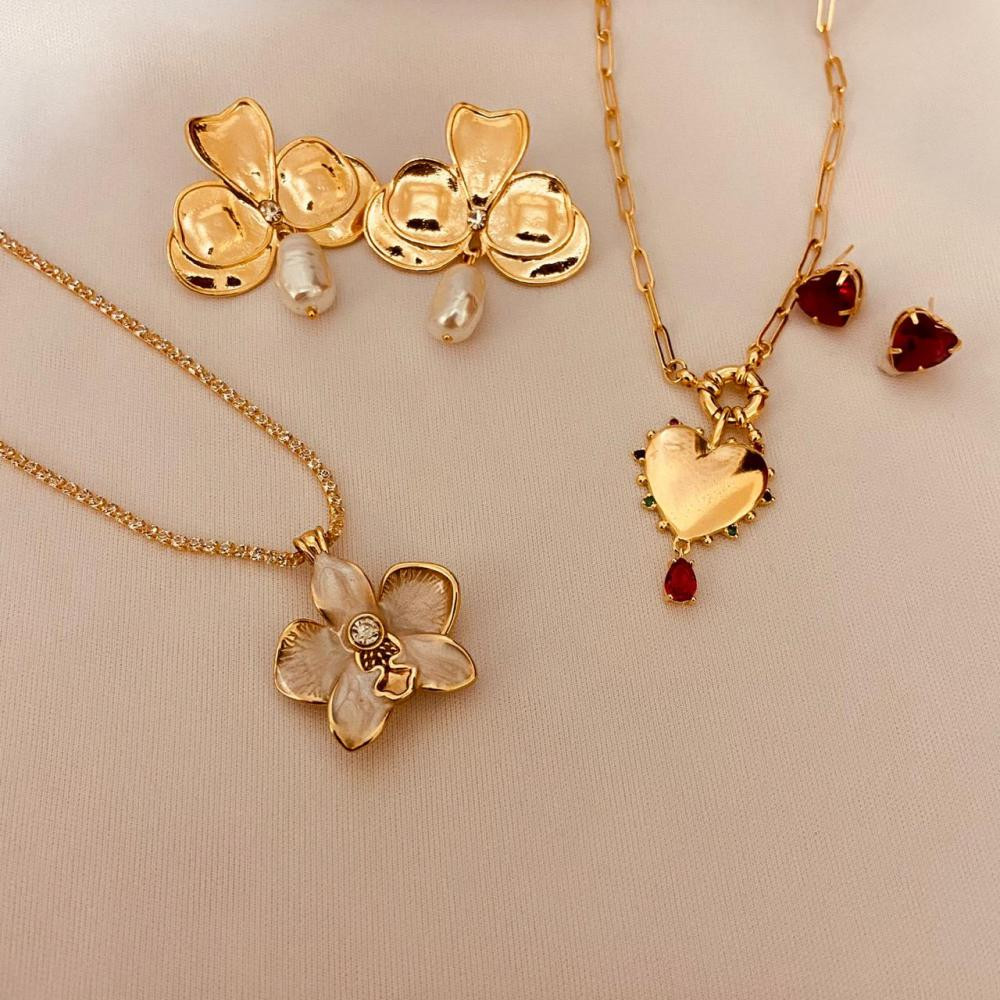 Colar longo com corrente de zircônia riviera e flor resinada em madrepérola folheado a ouro 18k