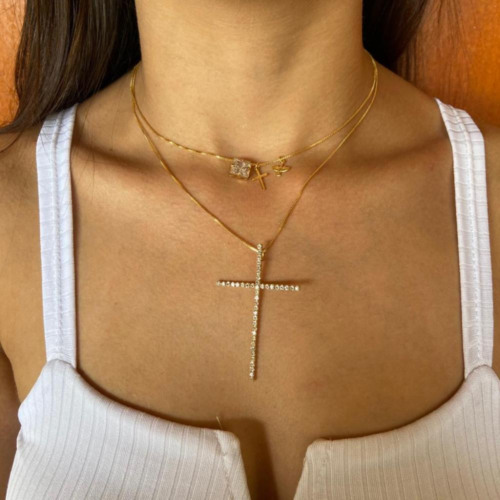 Colar com pingente de cruz no strass cristal folheado a ouro 18k