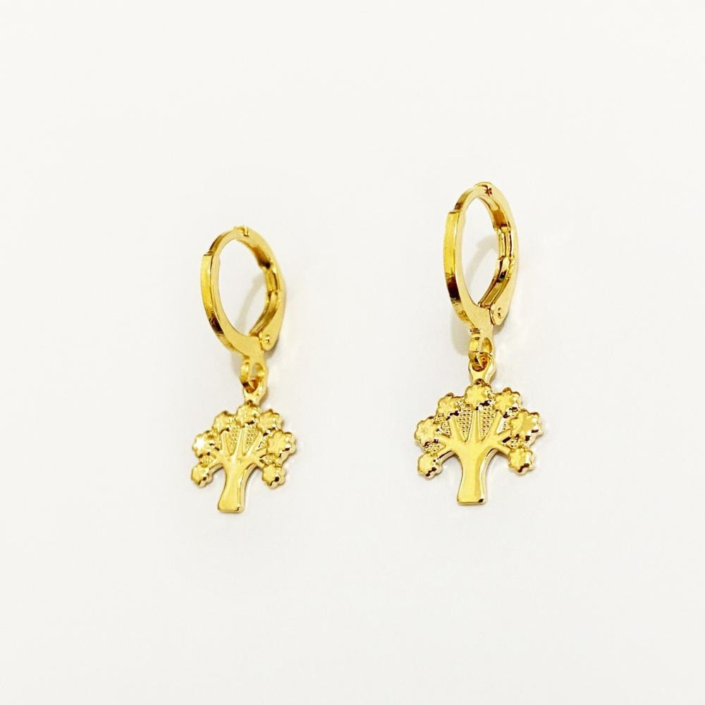 Brinco de argola click com pingente árvore da vida folheado a ouro 18k