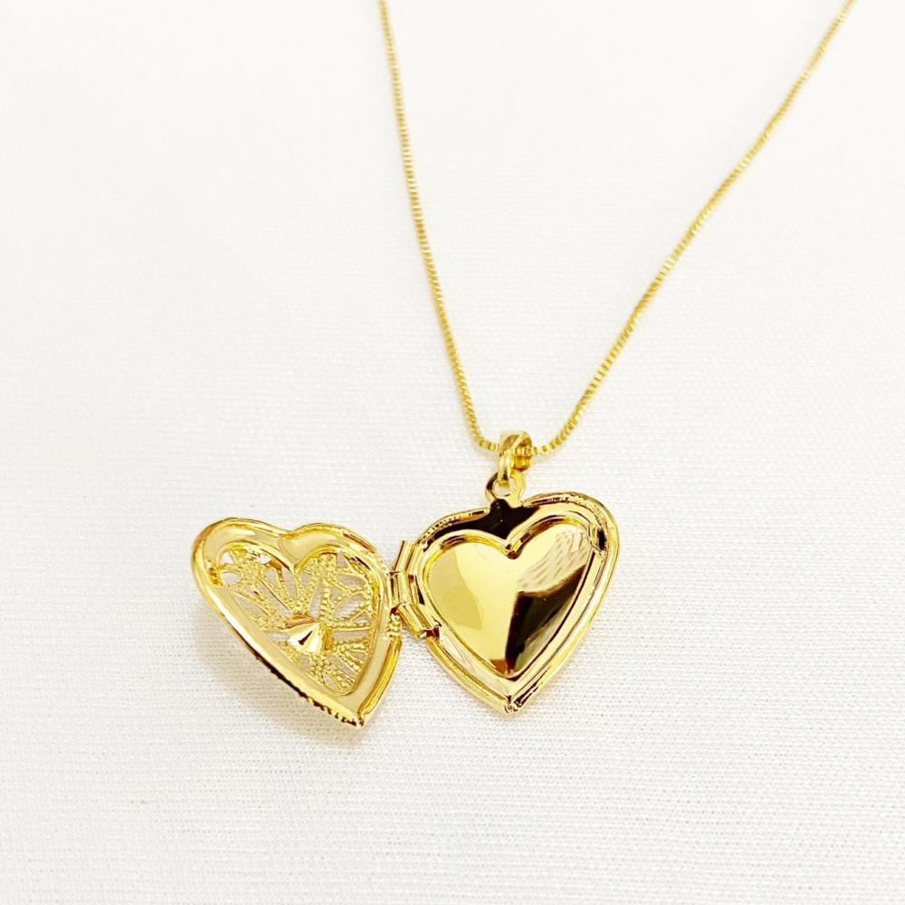 Colar relicário em formato de coração banhado a ouro 18k