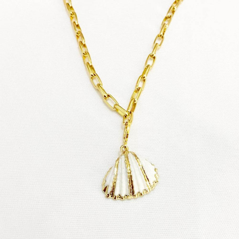 Colar com elo cartier e pingente de concha folheado  a ouro 18k