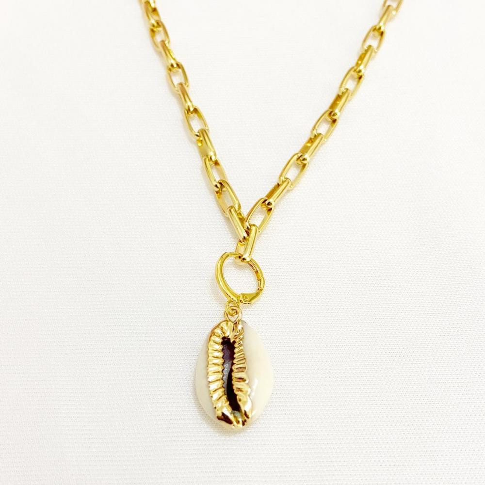 Colar com elo cartier e pingente de concha folheado  a ouro 18k