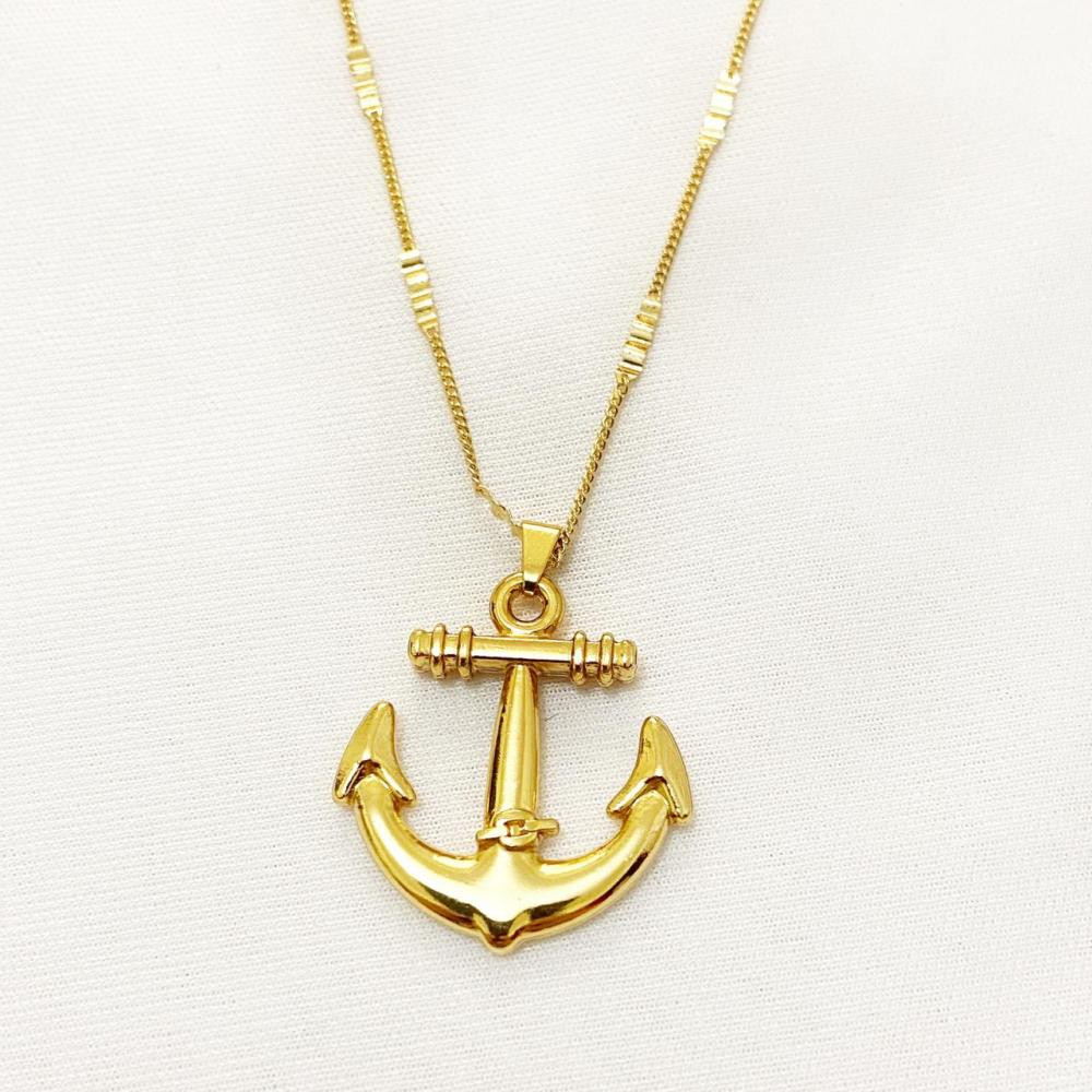 Colar masculino com corrente grumet com chapinho ondulado e pingente folheado a ouro 18k